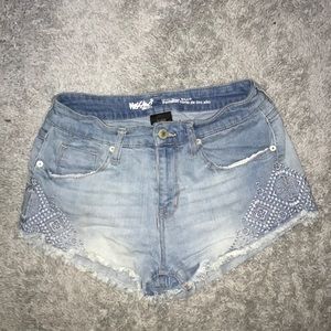 Light wash size 6/28 short shorts